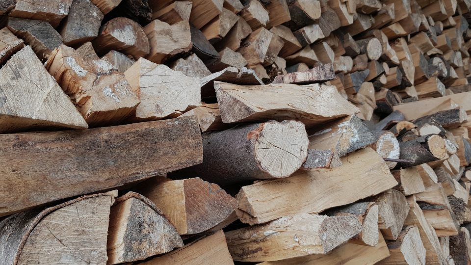Nejlepší dřevo na topení je tvrdé a suché