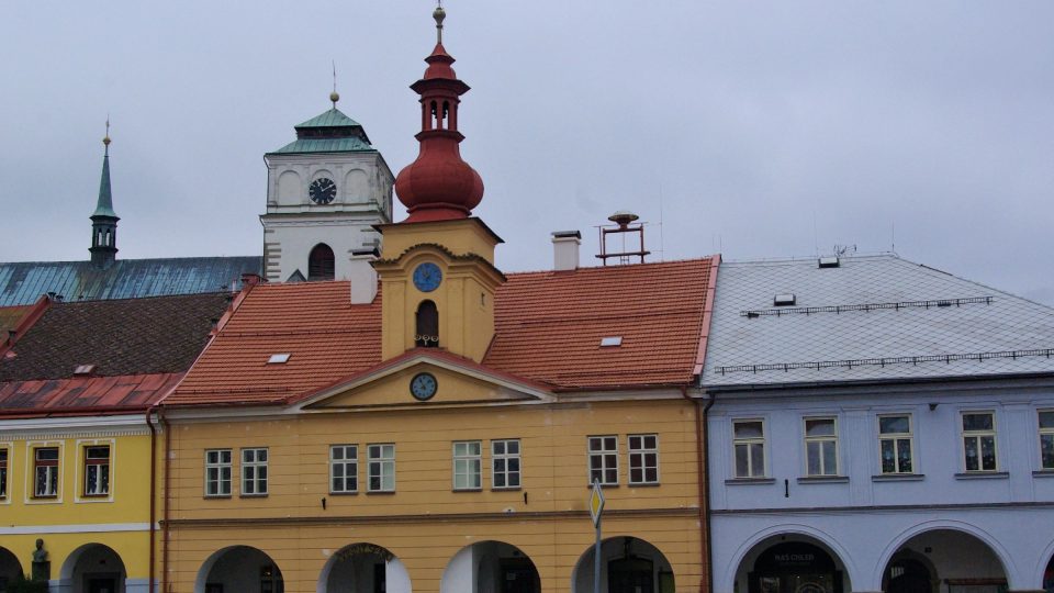 Zastavení na náměstí Míru v Sobotce, kde mj. zaujme bývalá radnice s prvními světelnými hodinami ve střední Evropě od hodináře J. Prokeše