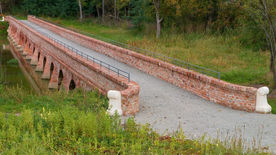 Jediným novodobým prvkem mostu je kovové zábradlí