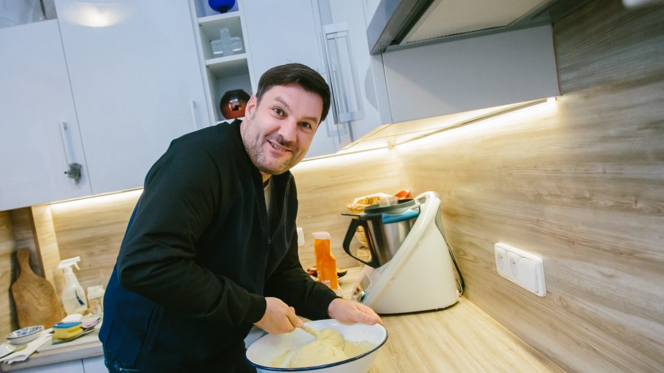 Patrik Rozehnal pomáhá s přípravou koláče