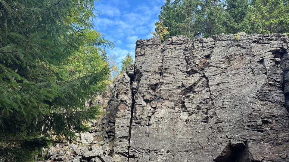 Skalní bloky jsou rozeseté na malé ploše, ale každý má svůj charakter