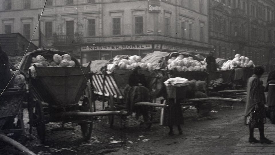 Prodej zelí z vozu na rohu Jungmannovy a Lucemburské ulice (dnes Americká a Škroupova; kolem 1910)