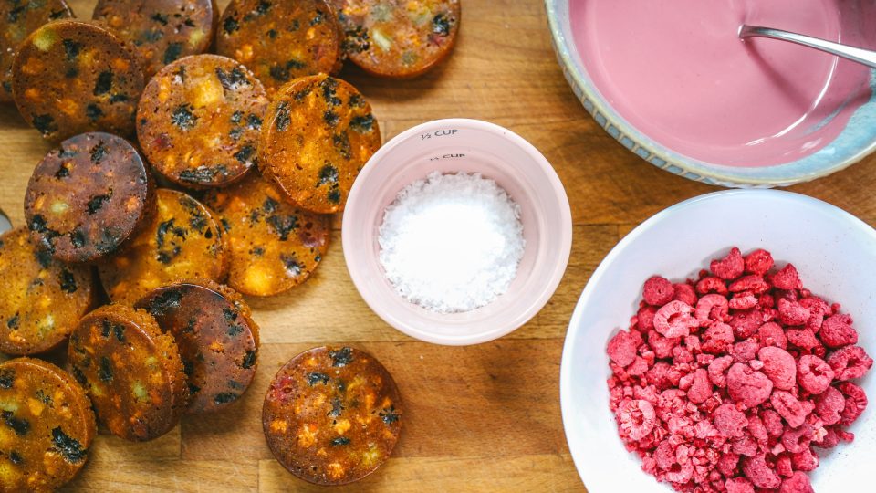 Upečené marokánky ozdobíme polevou, malinami a špetkou soli