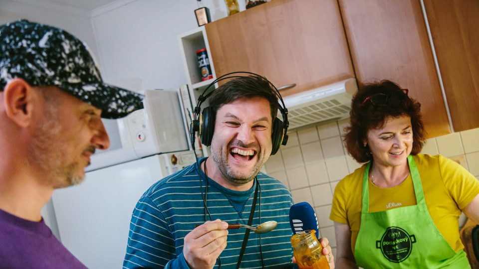 Moderátor Patrik Rozehnal ochutnává meruňkovou marmeládu, která přijde na korpus mouřenína v košili