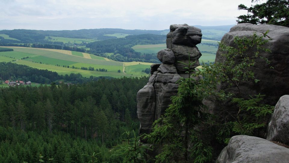 Výhledy z Ostaše stráží i skála zvaná Cikánka