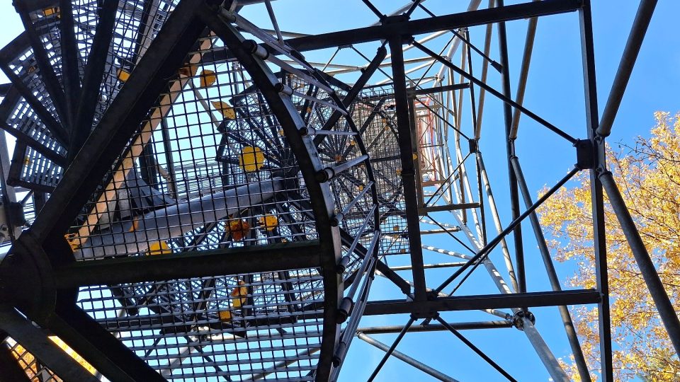 Rozhledna Kbíl není vhodná pro návštěvníky, kteří trpí závratí