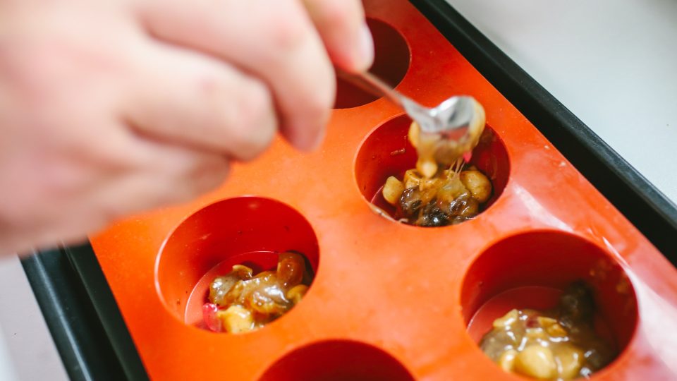 Směsí plníme silikonovou formu