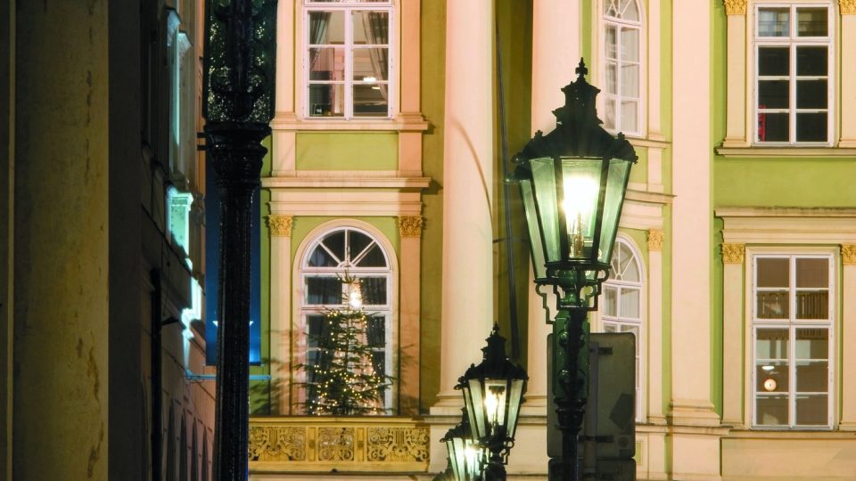 Na 700 plynových lamp osvětluje pražskou Královskou cestu
