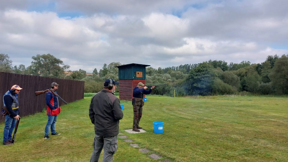 Střelci postupně střílejí ze sedmi stanovišť.jpg