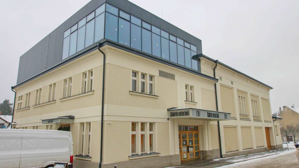 Galerie veteránů Turnov vznikla přestavbou bývalého kina, z promítací kabiny se stala kavárna s výhledem na Turnov