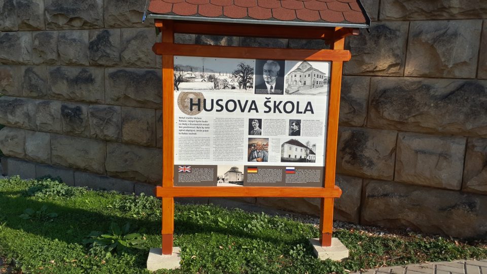 Dnes má Husova škola i svou naučnou tabuli