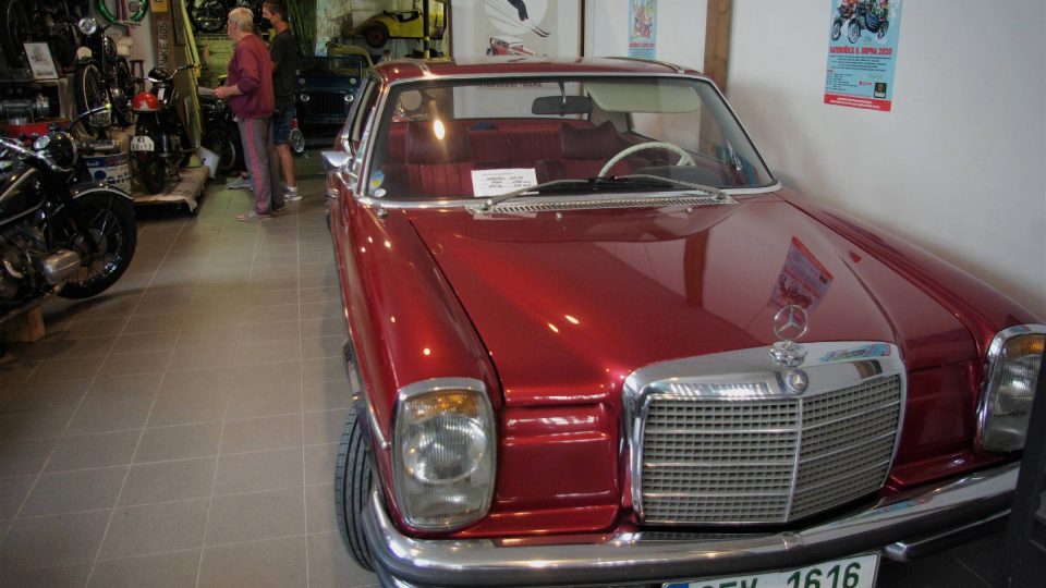 Zrenovované kupé Mercedes-Benz 250 CE vítá návštěvníky Veteran musea v Kuksu