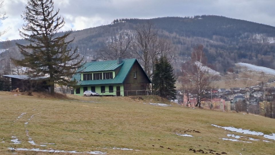 První z houpaček stojí v místní části Mnichov, na kopci nad střelnicí