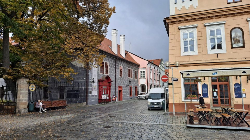 Vstup do Zámecké lékárny se nachází na rohu Masarykova náměstí a Březanovy ulice | foto: Filip Černý, Český rozhlas Vstup do Zámecké lékárny se nachází na rohu Masarykova náměstí a Březanovy ulice