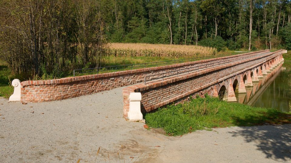 Barokní cihlový most u Mikulova