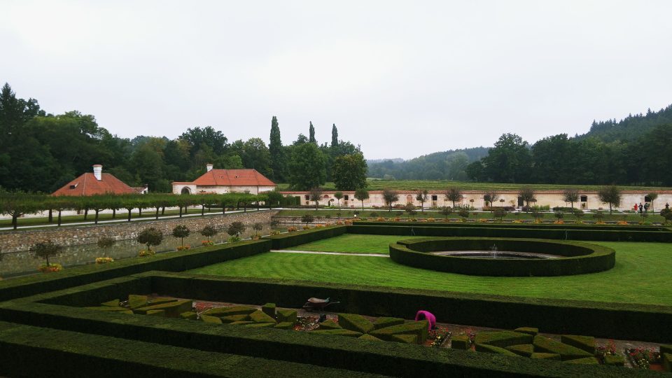 Pohled do krásně upravené zámecké zahrady