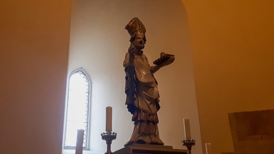 Vyřezávaný socha sv. Mikuláše, jejíž autorství je podle legendy připisováno Karlu IV.