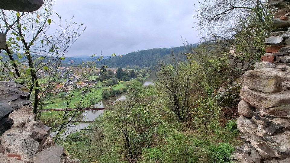 Průhled přes hradby na Sázavsko a řeku Sázavu