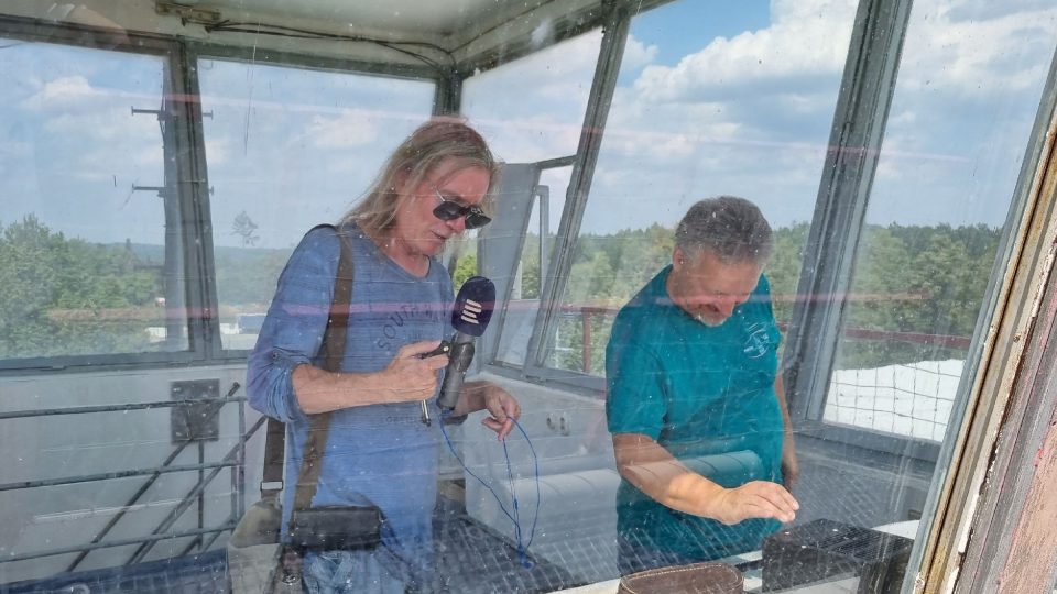 V řídící věži, které se říká Služba rádio