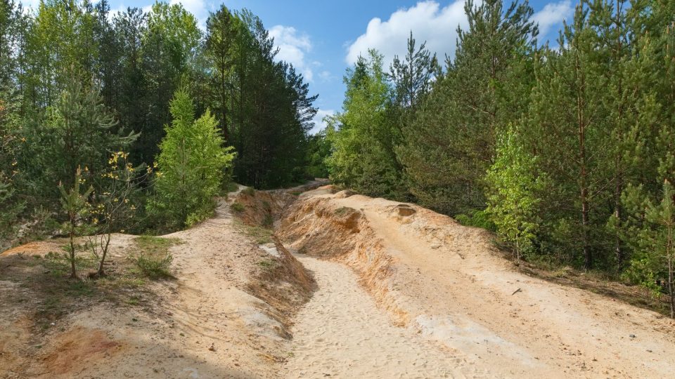 Pískové podloží značně podléhá erozi. V bývalé příjezdové cestě deště postupně hloubí koryto