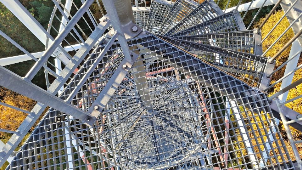 Pohled do nitra rozhledny