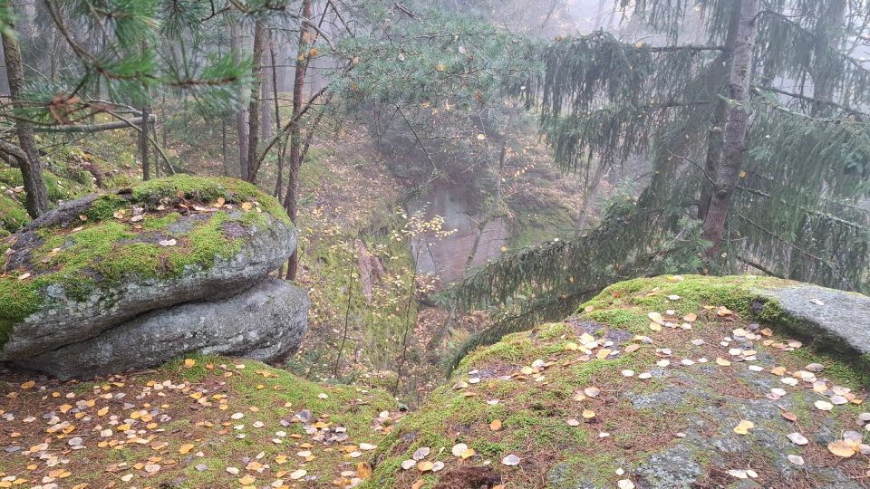 V přírodní památce Krtské skály jsou dodnes patrné pozůstatky bývalých lomů