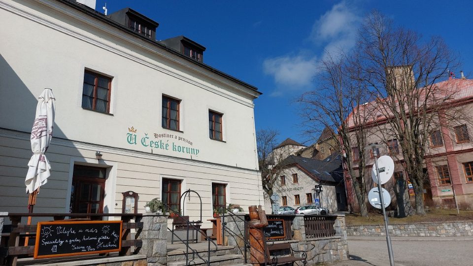 Hostinec U České koruny v Lipnici nad Sázavou stojí přímo pod lipnickým hradem