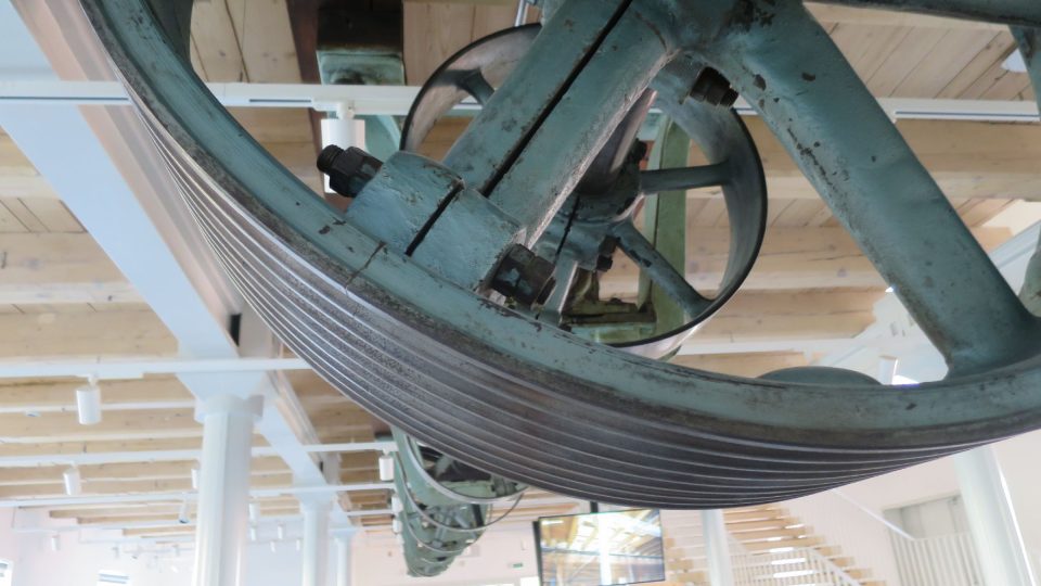 Součásní prostor Gočárovy galerie jsou i transmise z původního mlynárenského zařízení Automatických mlýnů