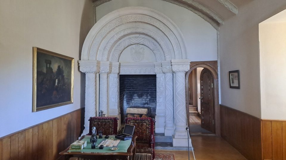 V knihovně uvidíte unikátní krb, který je kopií románského portálu kostela v polské Vratislavi