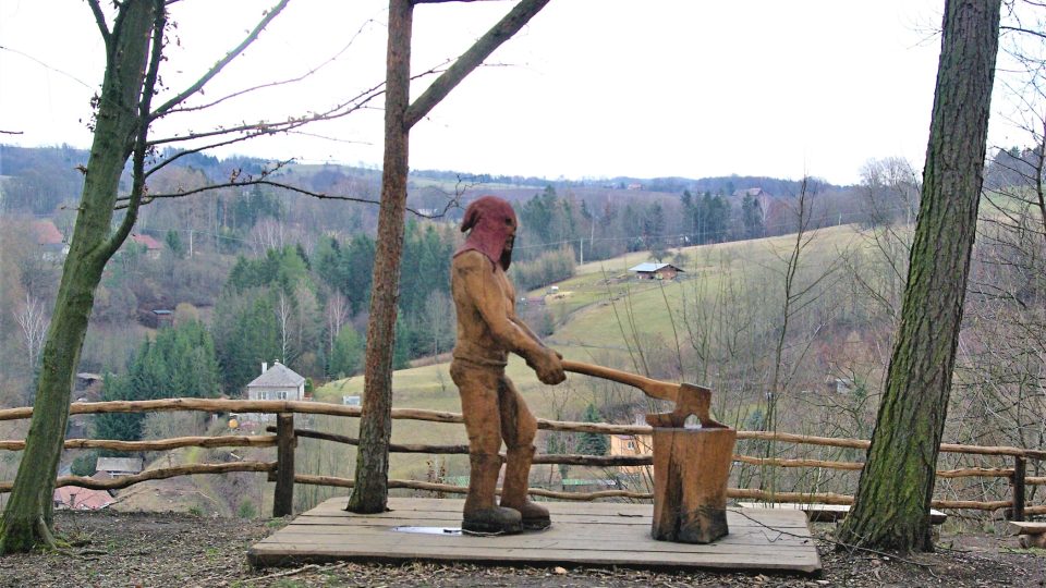 Prostor bývalého hradního areálu pod rozhlednou  doplňuje  dřevěné popraviště s katem   Foto Vlaďka Wildová.JPG