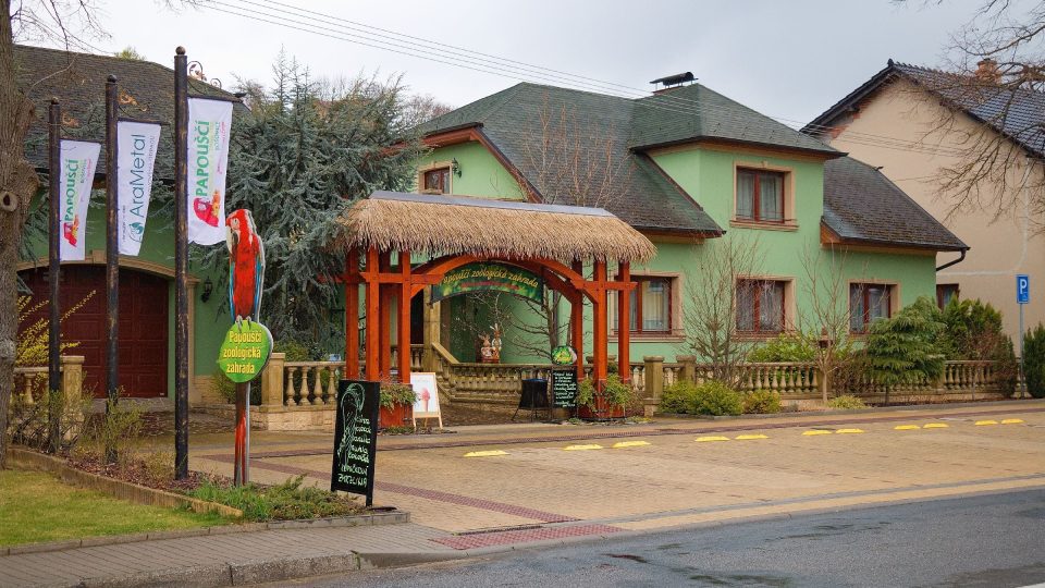 Papouščí zoo poznáte snadno, k dispozici je i menší parkoviště