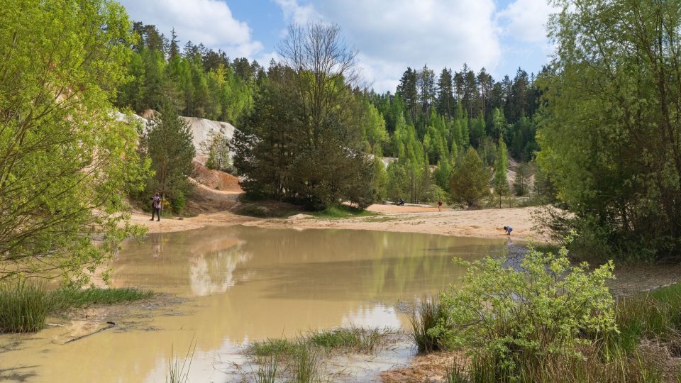 Na dně lomu se utvořila dvě jezírka