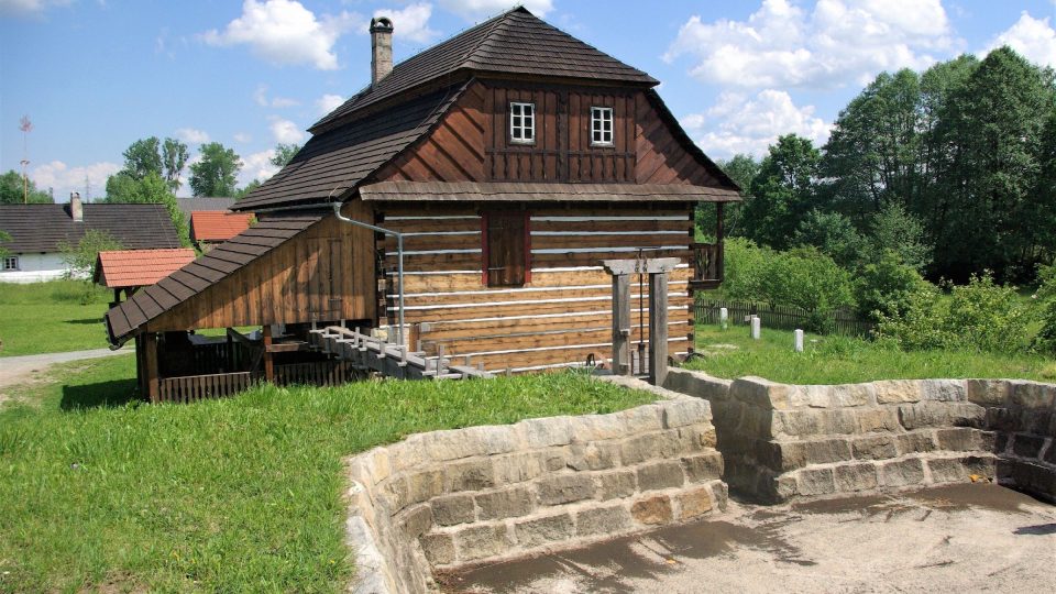 Mlýn v krňovickém areálu je postavený podle původního mlýna z Bělče nad Orlicí