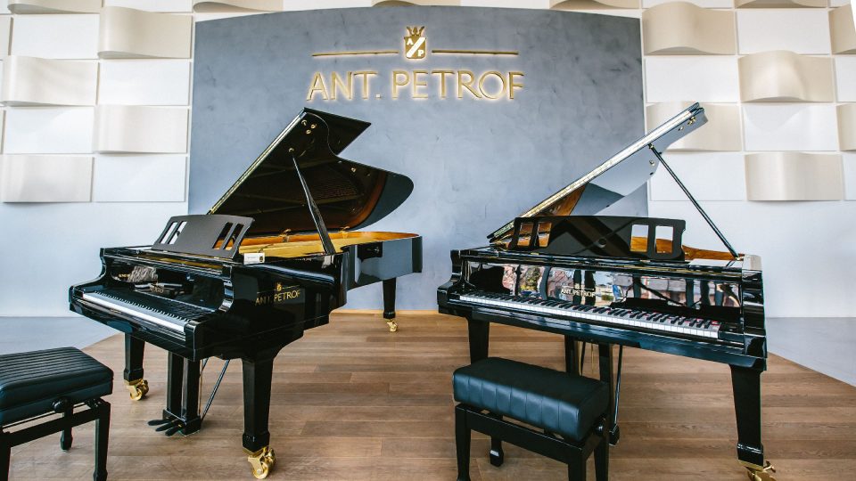 Prémiová řada klavírních křídel z řady Ant. Petrof od společnosti Petrof. Od roku 1864, kdy Antonín Petrof postavil svůj první klavír, vyrobila společnost zhruba 635 000 nástrojů
