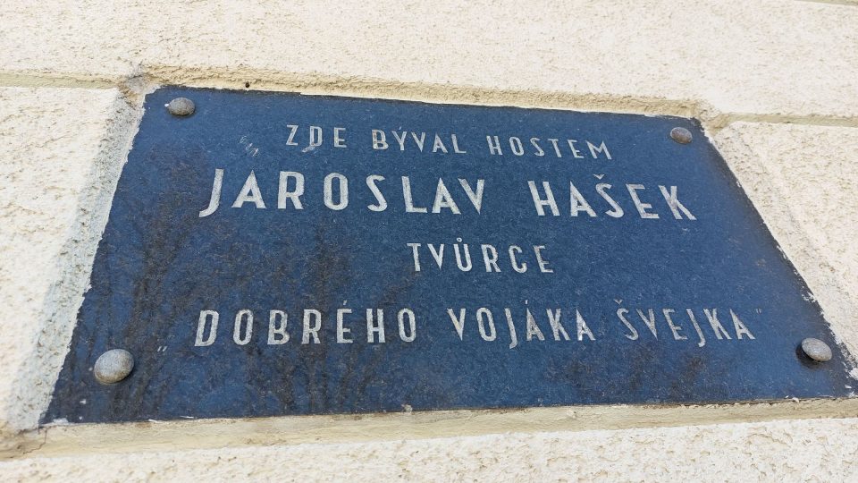 Na hostinci U České koruny má Jaroslav Hašek pamětní desku