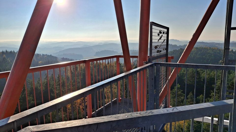 Z vyhlídkové plošiny se otevírá úchvatné panorama Šumavy