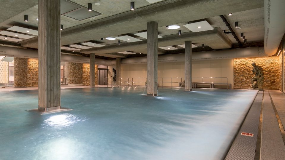 Velký bazén s léčivou vodou a prvky z kamene, skla a kovu v Lázních Teplice