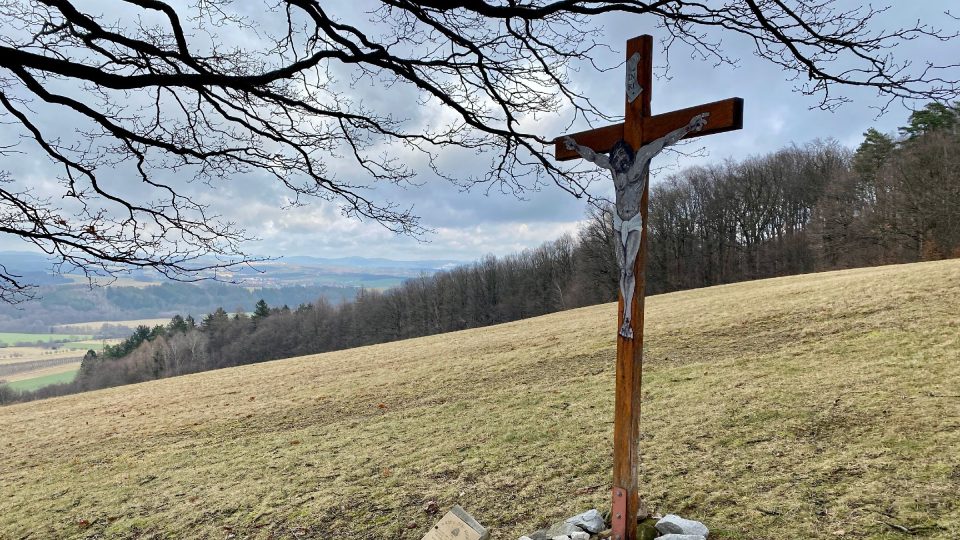 U Dubu rodiny je posezení a také dřevěný kříž s plechovým korpusem Ježíše Krista