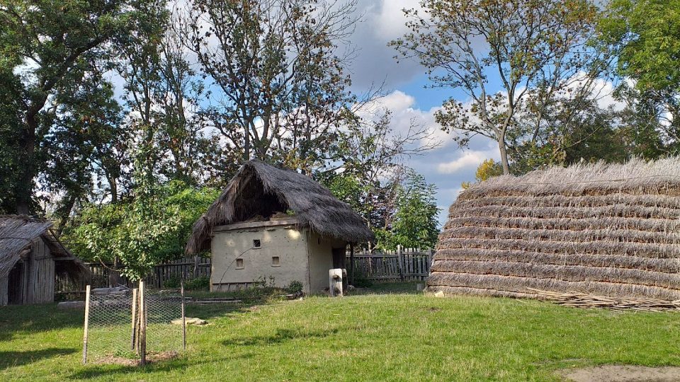 V Archeoskanzenu Březno se můžete vydat daleko proti proudu času do mladší doby kamenné | foto: Stanislava Brádlová, Český rozhlas V Archeoskanzenu Březno se můžete vydat daleko proti proudu času do mladší doby kamenné