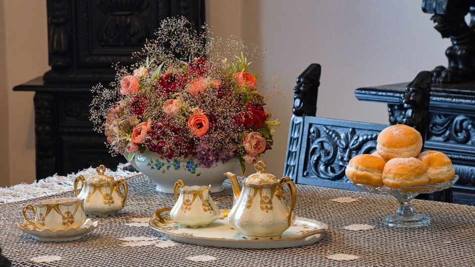 Zátiší s čajovým servisem