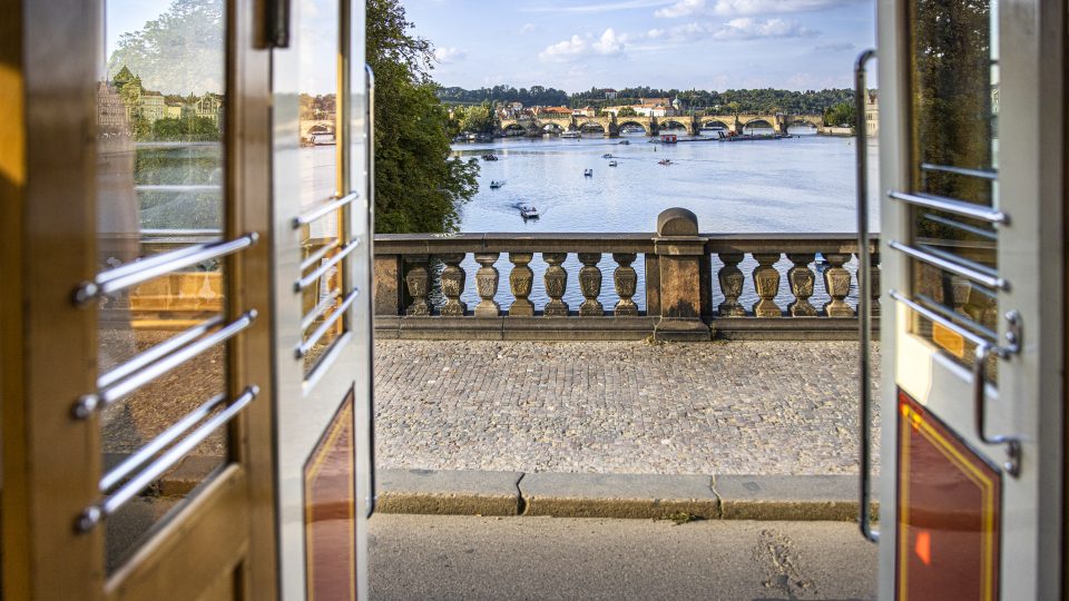 Pohled ze dveří tramvaje na Karlův most