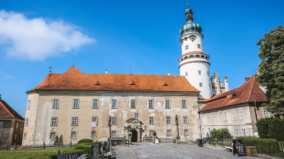 Vstupní průčelí zámku v Novém Městě nad Metují. Byl založen v roce 1501 Janem Černčickým z Kácova. Zámek je otevřen celoročně a nabízí i romantické ubytování | foto: Jana Volková Vstupní průčelí zámku v Novém Městě nad Metují. Byl založen v roce 1501 Janem Černčickým z Kácova. Zámek je otevřen celoročně a nabízí i romantické ubytování
