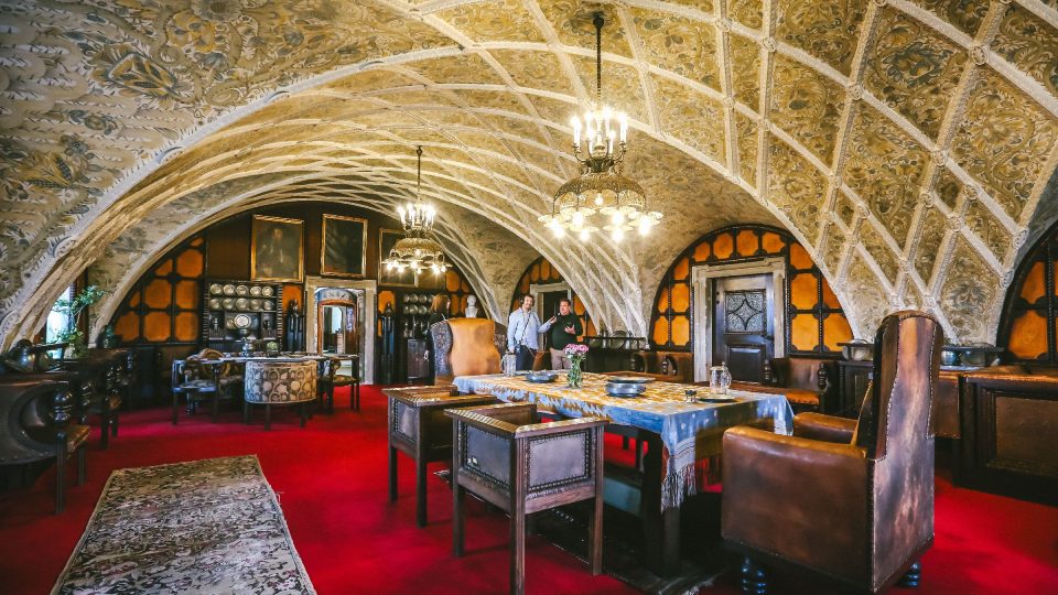 Místnost zvaná „Žebrovka“ podle nápadné žebrové klenby, na které se, stejně jako na stěnách, opakují motivy erbu Bartoň-Dobenínů | foto: Jana Volková Místnost zvaná „Žebrovka“ podle nápadné žebrové klenby, na které se, stejně jako na stěnách, opakují motivy erbu Bartoň-Dobenínů