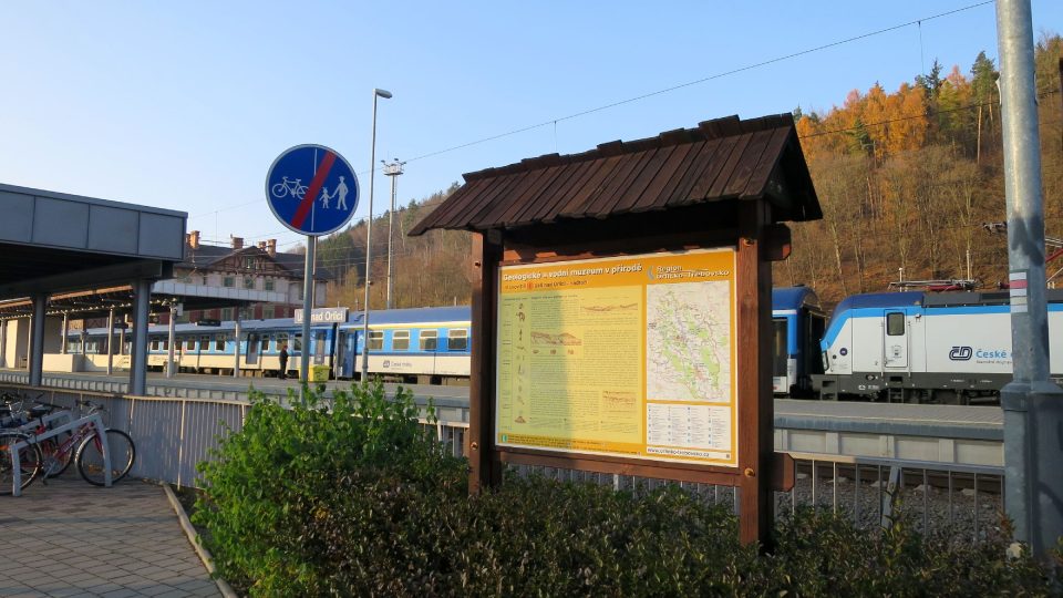 Infopanel geologického muzea u nádraží v Ústí nad Orlicí