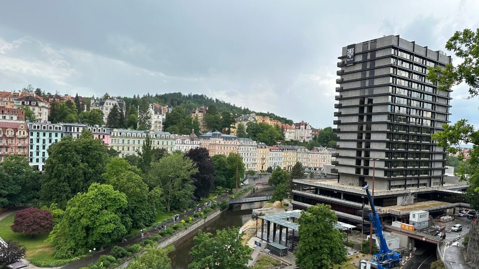 Výhled od bazénu na lázeňské centrum