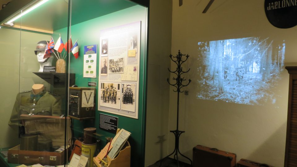 Návštěvníci expozice se mohou podívat i na dokumentární filmy. Na svoje zážitky v nich vzpomínají celníci i pašeráci
