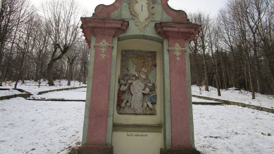 První zastavení. na křížové cestě v Jiřetíně pod Jedlovou