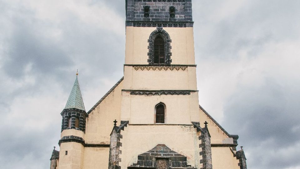 Kostel Nanebevzetí Panny Marie v Ústí nad Labem se čtvrtou nejšikmější věží v Evropě – na šedesáti pěti metrech své výšky se vychyluje o celé dva metry a jeden centimetr. Může za to bombardování na konci druhé světové války