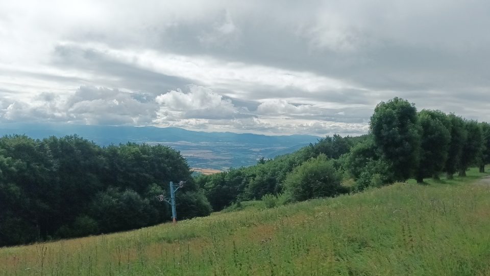 Velká Javořina je holý kopec. Díky tomu nabízí úžasné výhledy do okolí