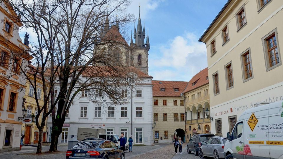 Kupecký dvůr býval skutečnou tvrzí, sloužící k ochraně kupců a jejich zboží